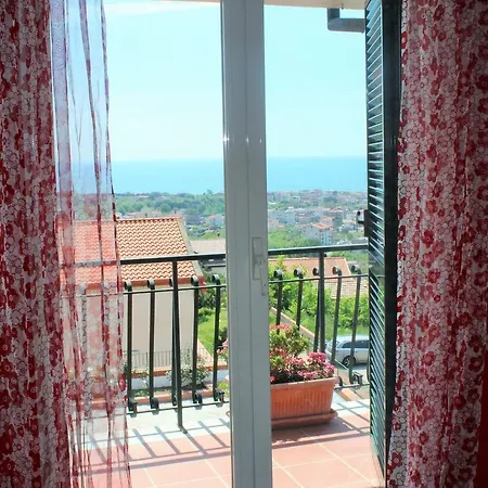Ischia Con Vista Mare * مينتورنو